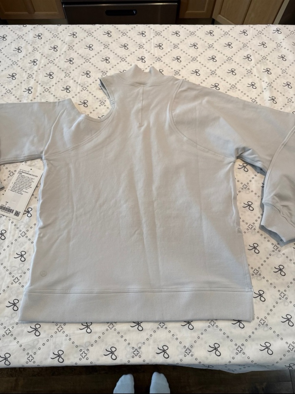 Lululemon NWT grey LA Asymmetrical-Cut-Out Crew size 4 - Picture 8 of 10
